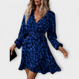 Vestido de leopardo elegante com decote em V e cinto ajustável