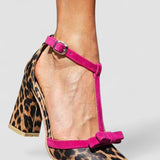 Leontina | Sandálias verdes com padrão leopardo e detalhe colorido