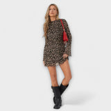 Vestido de malha com estampado de leopardo e mangas largas