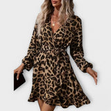 Vestido de leopardo elegante com decote em V e cinto ajustável