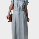 Vestido de jeans com elegantes mangas curtas de morcego